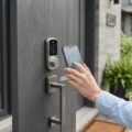 Smart dørlås monteret på en moderne hoveddør med betjening via smartphone